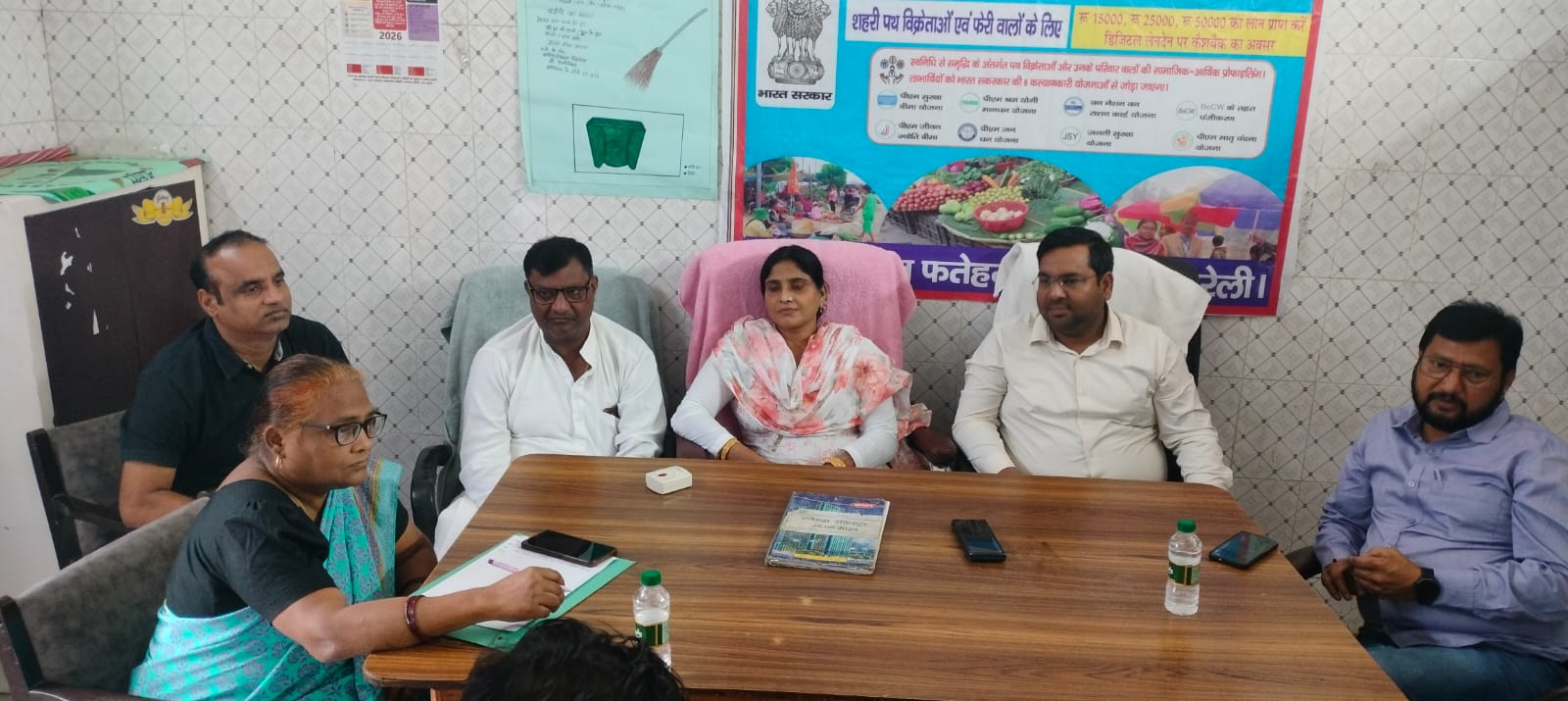 बरेली- मीरगंज - नगर पंचायत अधिशासी पुष्पेंद्र सिंह राठौड़ ने वाहन चालकों को पेट्रोल डीजल की बचत करने की दी जानकारी।