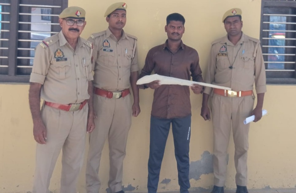 फर्रुखाबाद:थाना कम्पिल पुलिस की बड़ी कार्रवाई: वांछित अभियुक्त अवैध तमंचा व कारतूस सहित गिरफ्तार