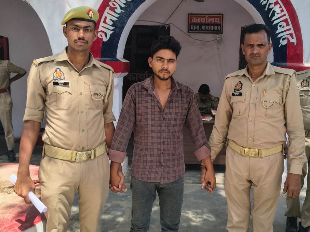 फर्रुखाबाद:शमसाबाद पुलिस की बड़ी कार्रवाई: युवक तमंचा और कारतूस सहित गिरफ्तार