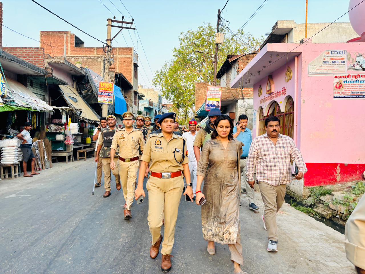 फर्रुखाबाद:ईद-उल-अजहा को लेकर डीएम-एसपी का पैदल मार्च, मऊदरवाजा क्षेत्र में सुरक्षा व्यवस्थाओं का निरीक्षण
