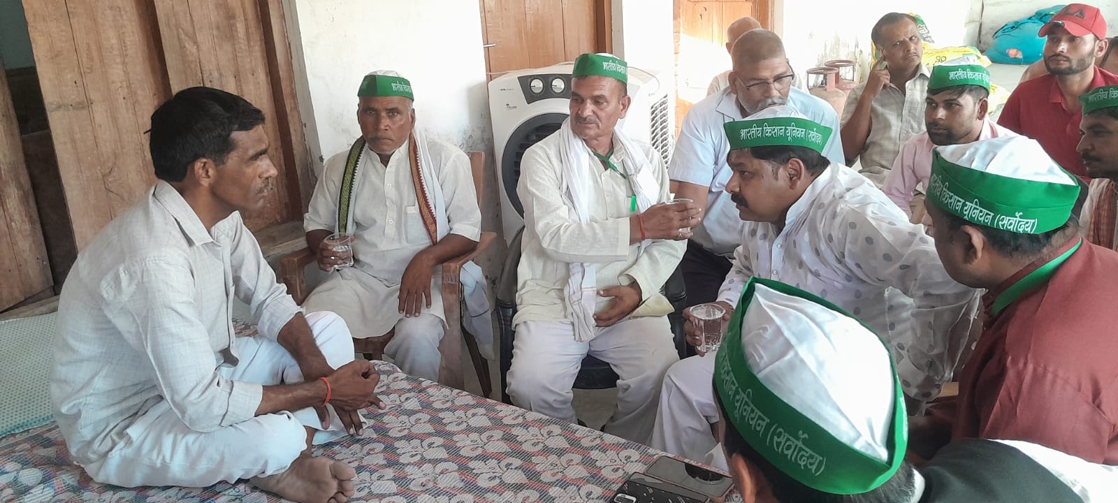 फर्रुखाबाद:अनशन पर बैठे श्याम बिहारी अवस्थी से मिले भारतीय किसान यूनियन (सर्बोदय) के राष्ट्रीय सचिव