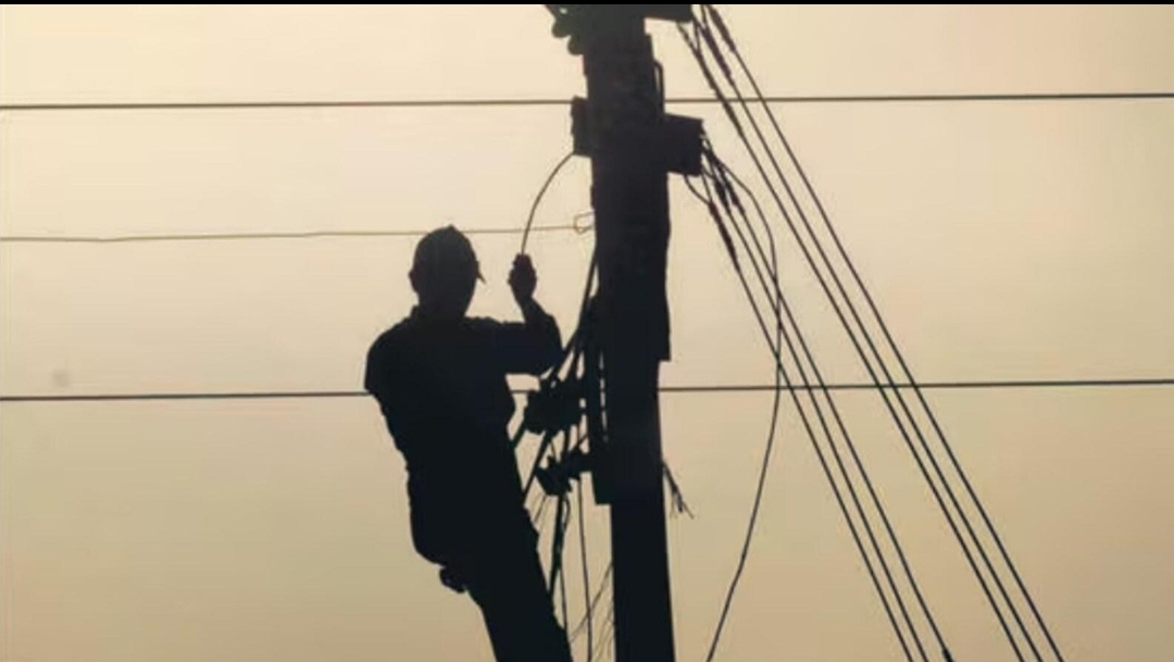 सीतापुर:बिजली लाइन सही करते समय करंट लगने से लाइनमैन आनंद राम की मौत, गुस्साए ग्रामीणों ने लगाया जाम15 वर्षों से विभाग के लिए कर रहा था काम, फिर भी नहीं मिला संविदा कर्मचारी का दर्जाअंधी मां का इकलौता बेटा और गर्भवती पत्नी को छोड़ गया आनंद राम, बिजली विभाग पर लापरवाही का आरोप