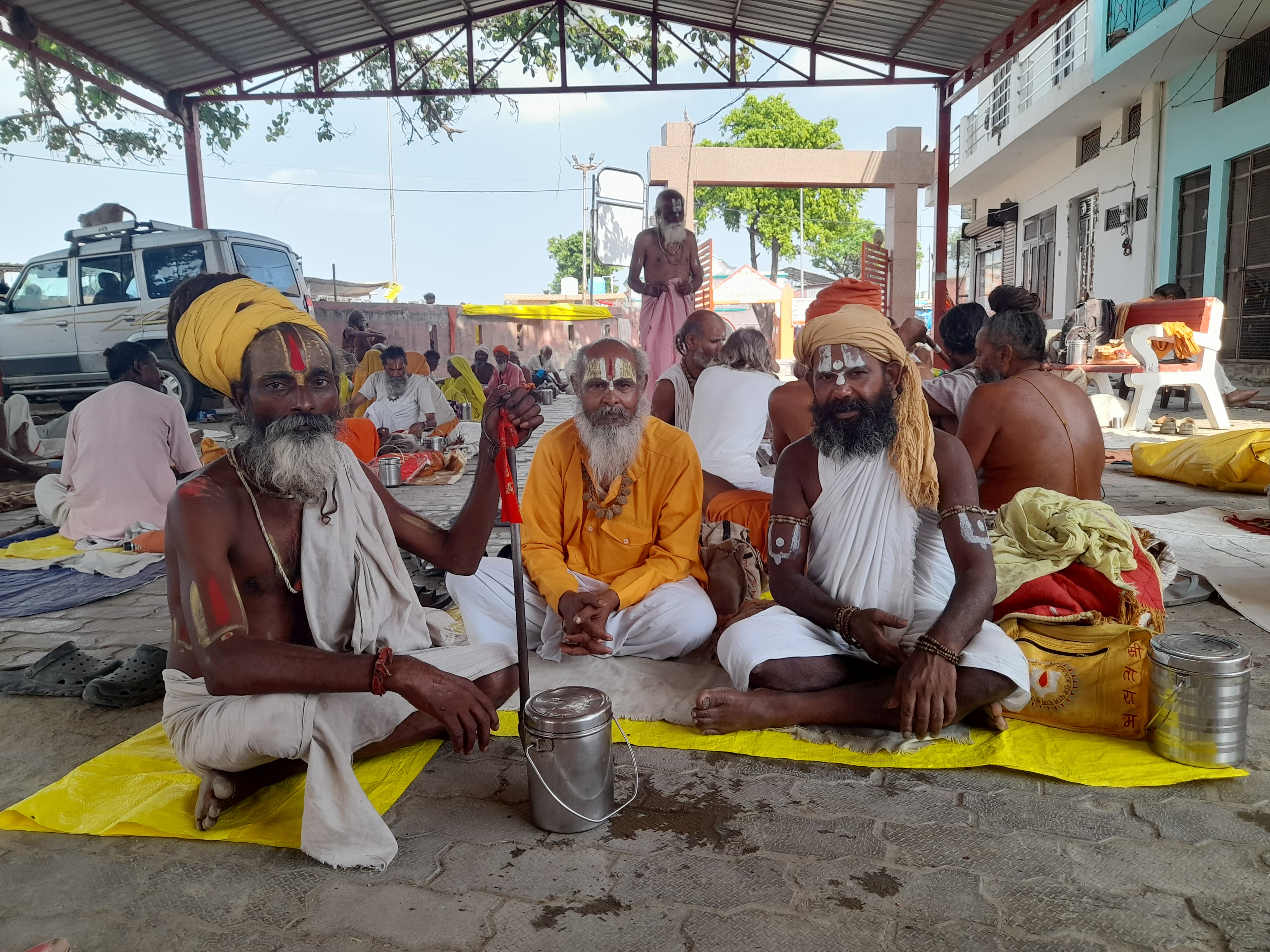 सीतापुर: अधिक मास में 84 कोसीय परिक्रमा का जत्था मिश्रित  पहुंचा, संतों , महंतो ने किया पंचकोसी परिक्रमा ।