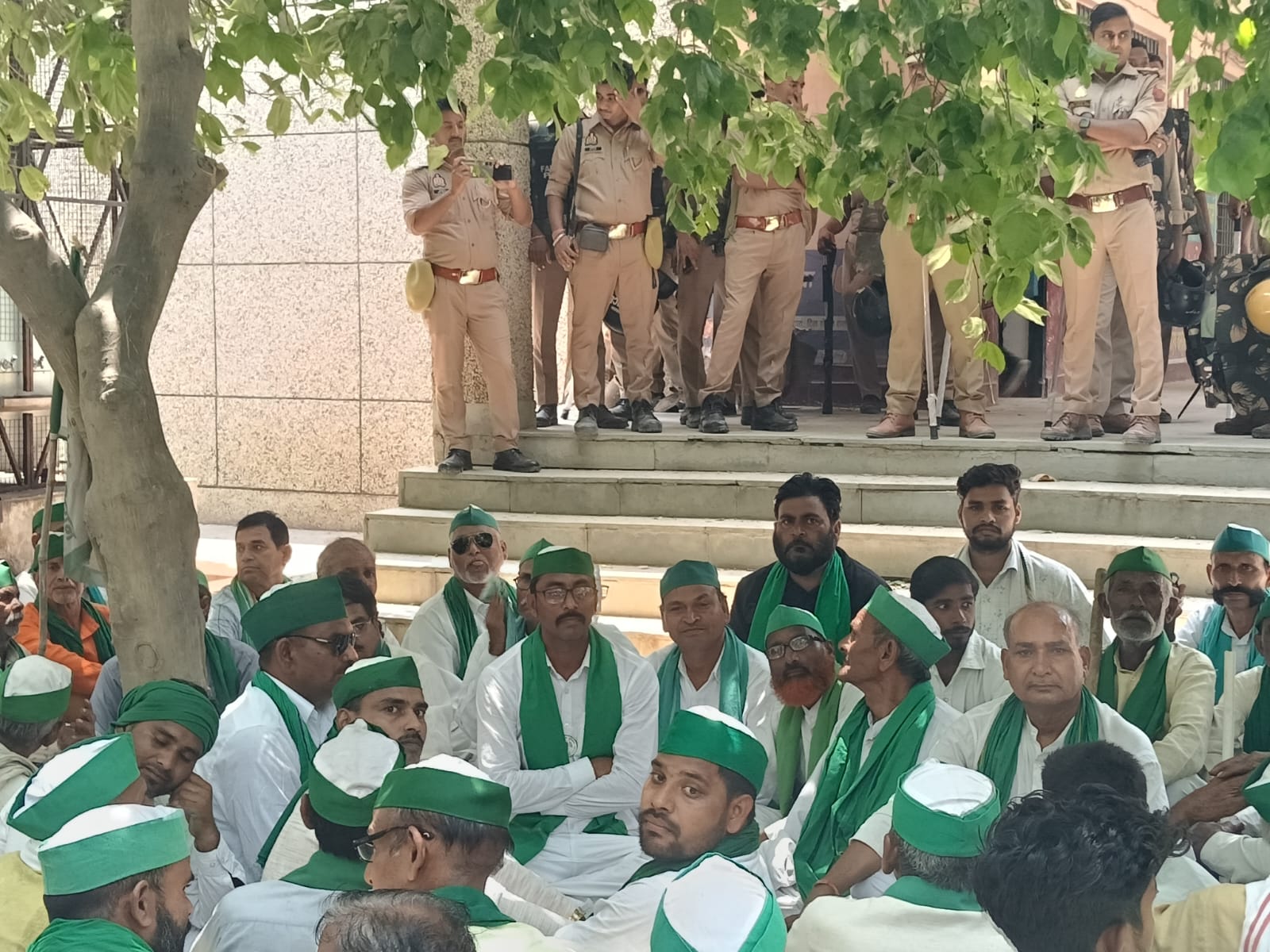 फर्रुखाबाद:भाकियू टिकैत ने किया एसडीएम अमृतपुर का घेराव, किसानों ने लिंक एक्सप्रेसवे के बैनामों का किया विरोध