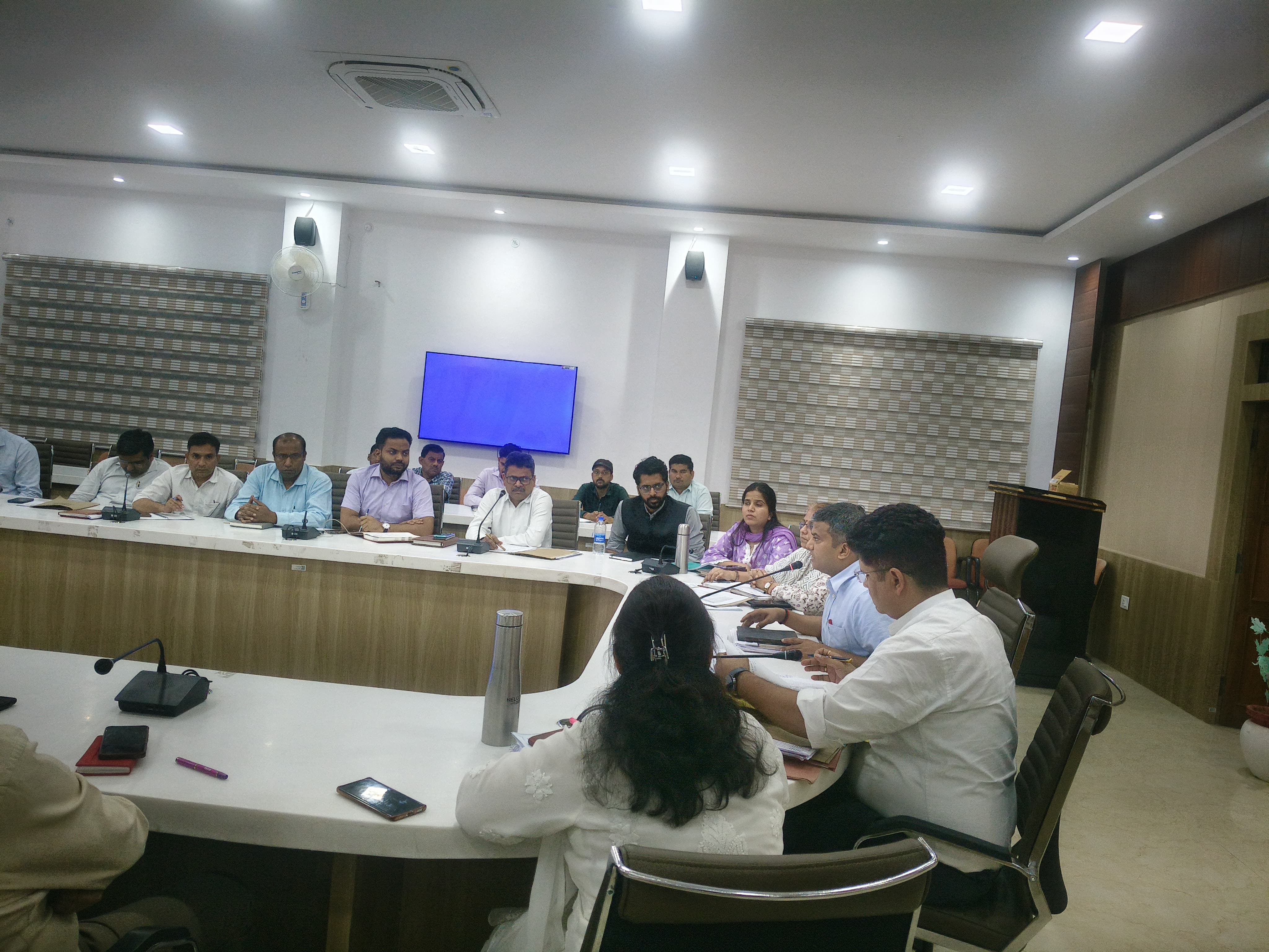 प्रयागराज: जिलाधिकारी ने अपर जिलाधिकारियों, उपजिलाधिकारियों के साथ राजस्व कार्यों की समीक्षा बैठक करते हुए दिए आवश्यक दिशा-निर्देश