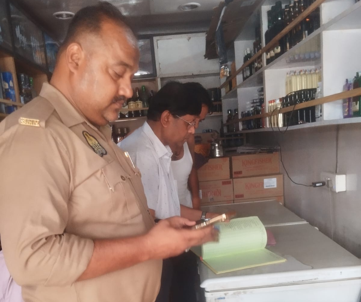फर्रुखाबाद में अवैध शराब के खिलाफ चला विशेष अभियान, आबकारी विभाग ने की दुकानों की औचक जांच