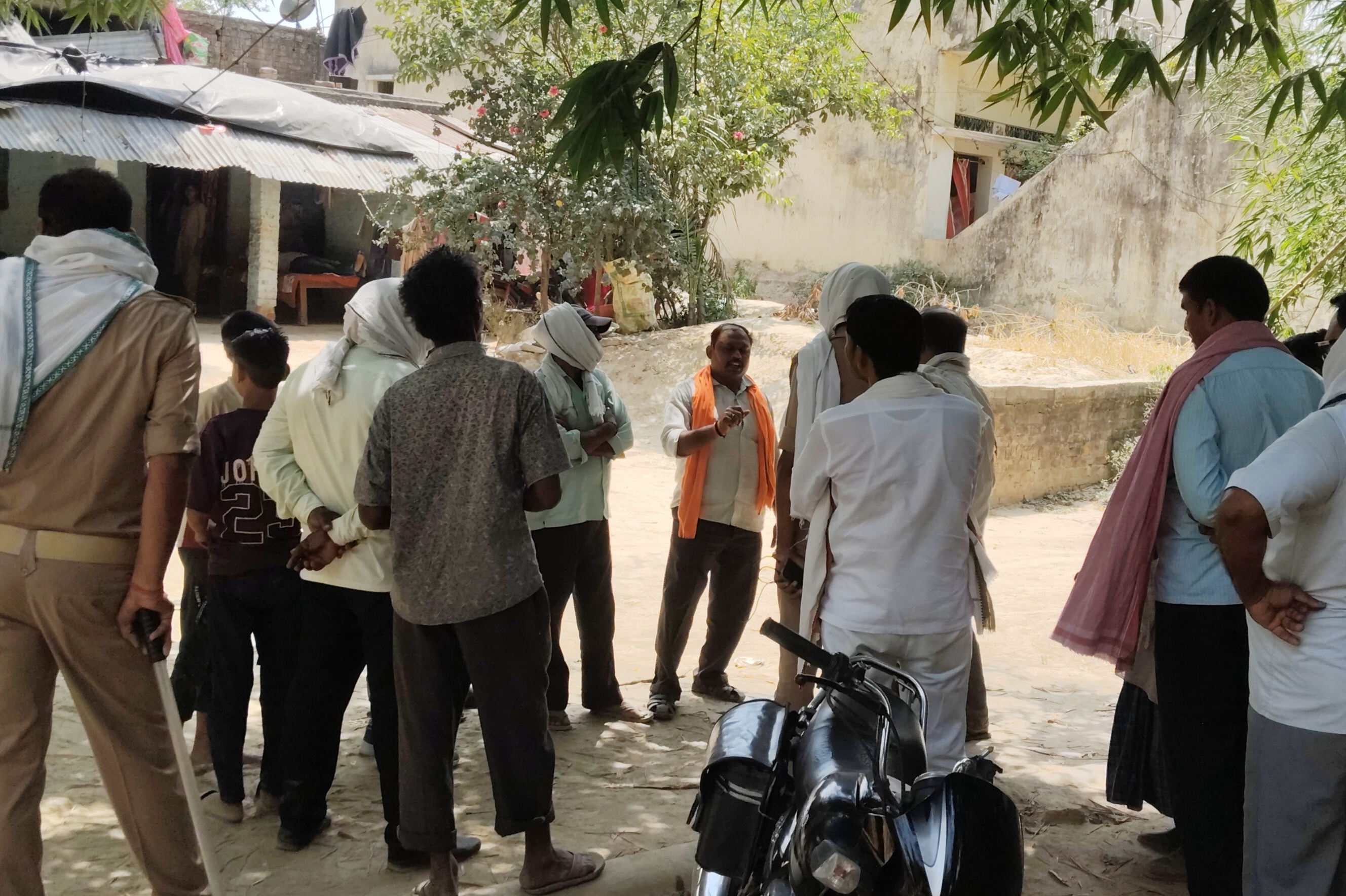 जौनपुर :सांसद बाबू सिंह कुसवाहा के निर्देश पर तीन साल पुराना पाइपलाइन विवाद सुलझाया गया, कई घरों की जल निकासी हुई बहाल