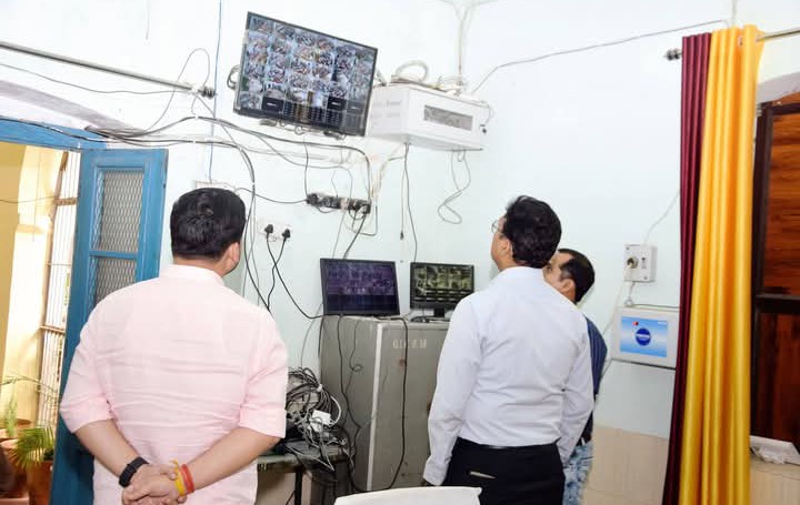 लखीमपुर खीरी : सख्त पहरे में हुई नीट यूजी-2026 परीक्षा, डीएम एसपी ने लिया परीक्षा केंद्रों का जायजा