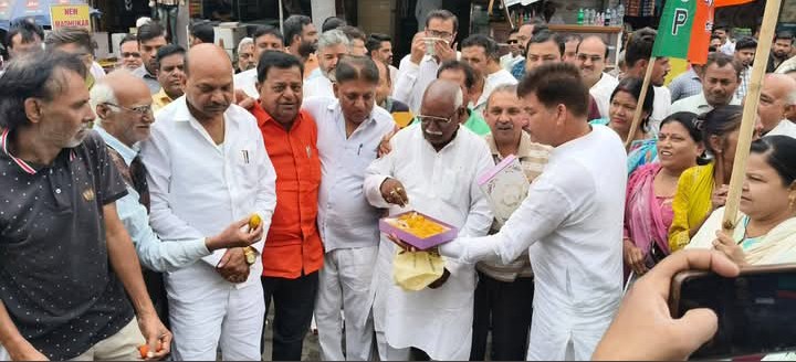 लखीमपुर खीरी : तीन राज्यों में जीत पर भाजपा में खुशी की लहर, मिठाई बांटकर मनाया जश्न