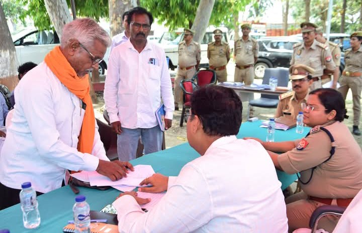 लखीमपुर खीरी : थाना फरधान में डीएम-एसपी ने सुनी समस्याएं, निस्तारण के दिए निर्देश