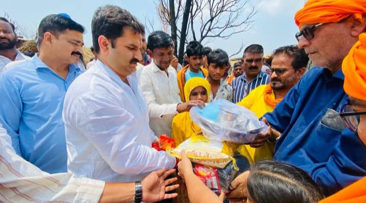 लखीमपुर खीरी : अग्निकांड पीड़ितों की मदद के लिए आगे आई सामाजिक संस्थाएं, पीड़ितों को बांटी राहत सामग्री