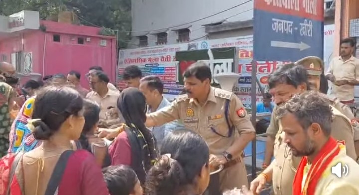 लखीमपुर खीरी : जेठ के दूसरे मंगल के पावन अवसर पर पुलिसकर्मियों ने कराया विशाल भंडारा