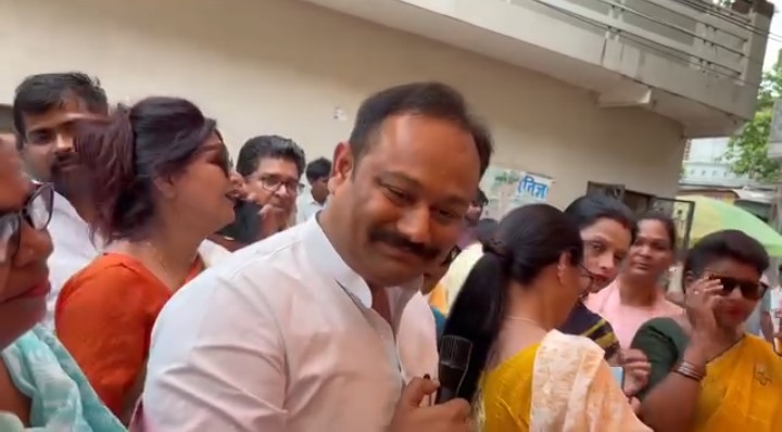 लखीमपुर खीरी : महिला आरक्षण बिल को लेकर प्रदर्शन कर रही महिला कार्यकर्ताओं से मिले सपा सांसद