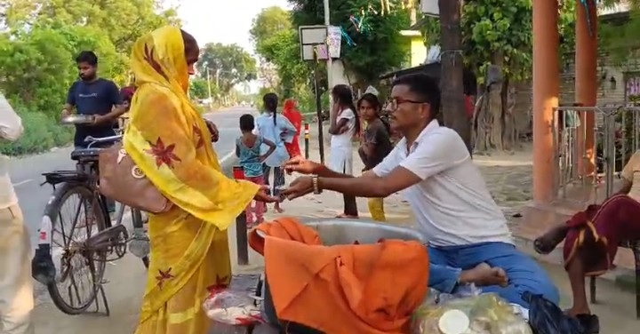लखीमपुर खीरी : दस्तक मीडिया ने जेठ माह के दूसरे बड़े मंगल पर कराया भंडारा