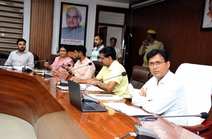लखीमपुर खीरी : डीएम ने की कर करेत्तर की बैठक, राजस्व बढ़ाने के दिए निर्देश