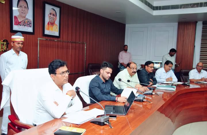 लखीमपुर खीरी : सीएम डैशबोर्ड व सीएमआईएस पोर्टल की डीएम ने की समीक्षा, विकास कार्यों में तेजी व पारदर्शिता पर जोर