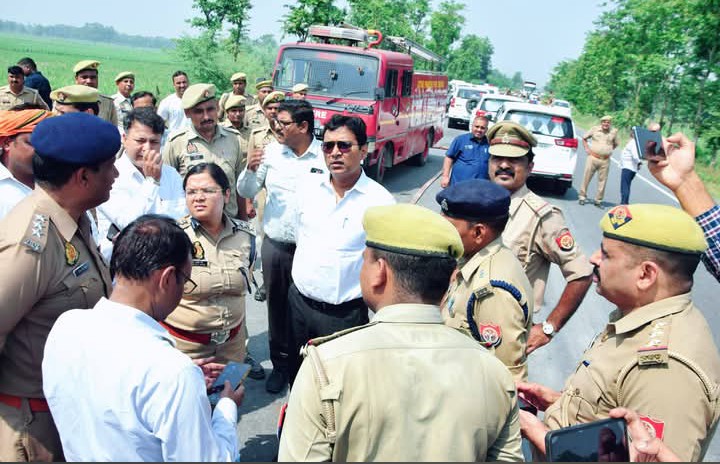 लखीमपुर खीरी : एनएच-730 पर मैजिक ट्रक की टक्कर से हुए भीषण हादसे में 10 की मौत,डीएम एसपी ने जताया दुख