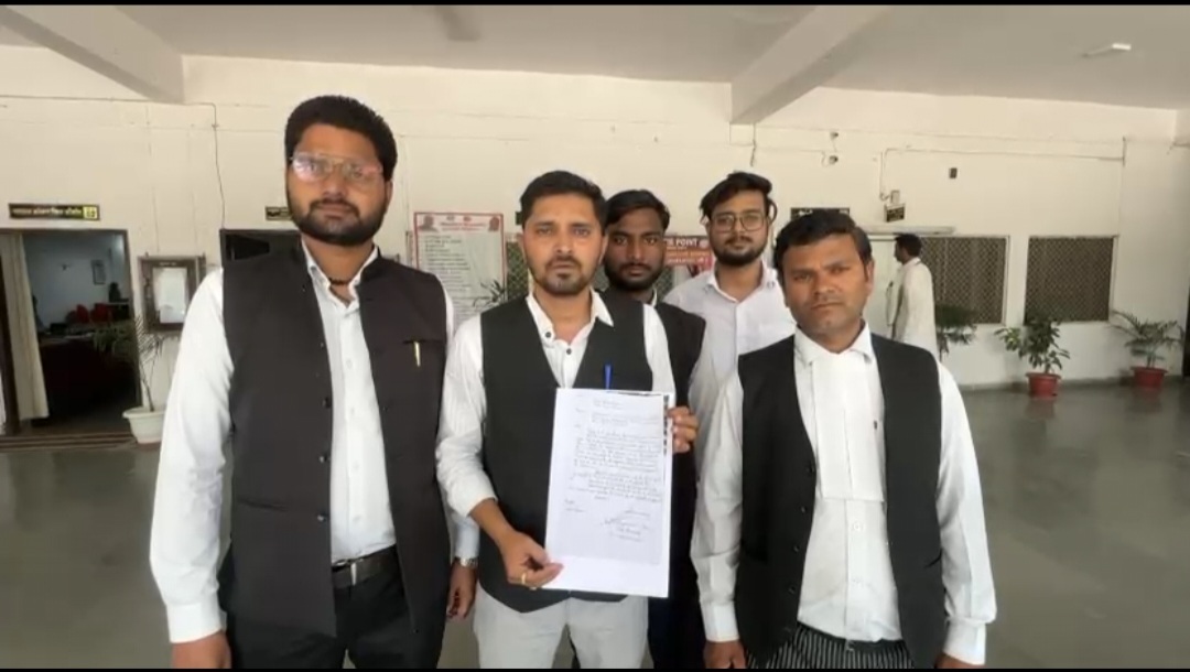 फर्रुखाबाद में 3000 स्ट्रीट डॉग्स गायब होने का मामला गरमाया, एडवोकेट ने जिलाधिकारी को सौंपा ज्ञापन