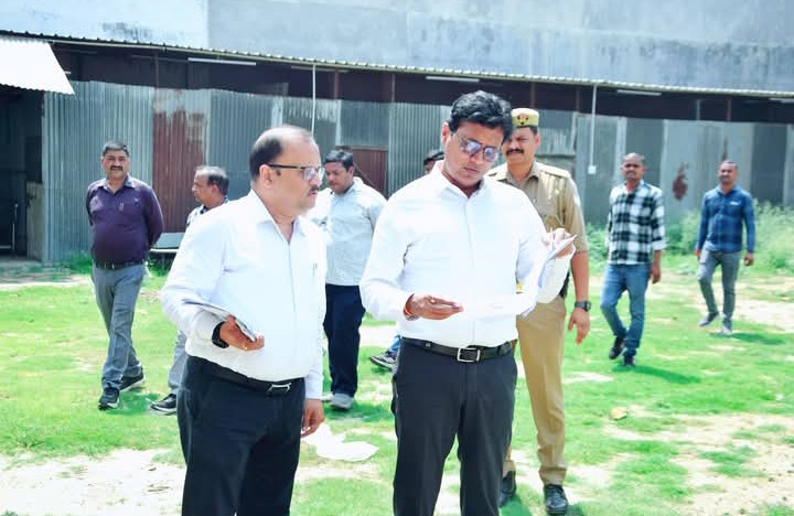 लखीमपुर खीरी : बड़े बैनामों पर डीएम की पैनी नजर,जमीन पर उतरकर जांचे दस्तावेज