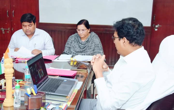 लखीमपुर खीरी : डीएम ने की शादी अनुदान योजनाओं की समीक्षा, बोले गरीब परिवारों की बेटियों को प्राथमिकता से मिले सहायता
