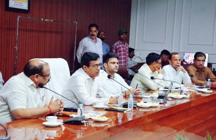 लखीमपुर खीरी : डीएम ने की  जिला शिक्षा एवं अनुश्रवण समिति की बैठक, दिए निर्देश