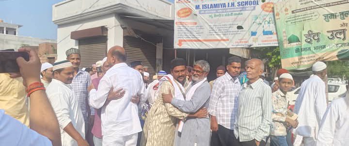 लखीमपुर खीरी : शांतिपूर्ण ढंग से संपन्न हुई ईद उल अजहा की नमाज, गले मिलकर दी मुबारकबाद