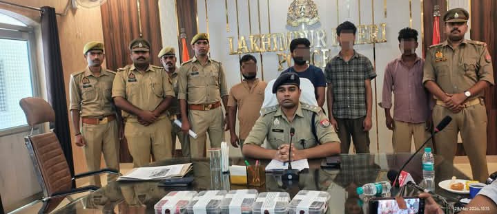 लखीमपुर खीरी : साइबर ठगी के बड़े गैंग का भंडाफोड़, 08 मोबाइल फोन एटीएम कार्ड चेक बुक व बाइक-कार समेत 04 आरोपी गिरफ्तार