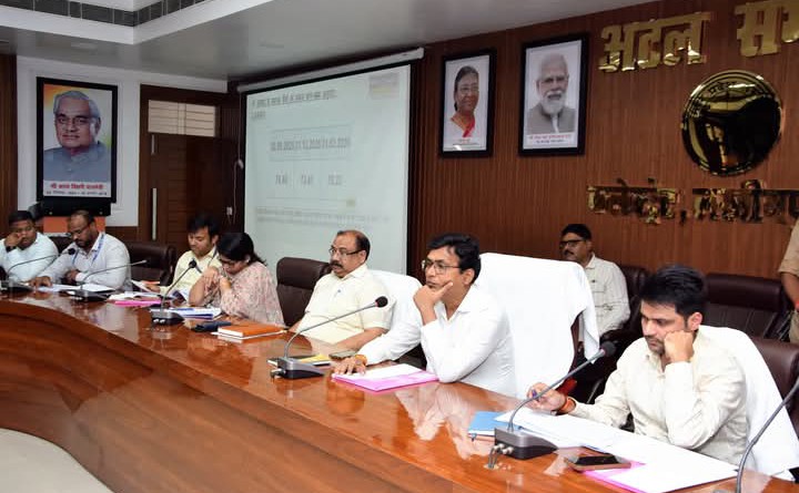 लखीमपुर खीरी : डीएम ने ली जिला स्तरीय सलाहकार समिति की बैठक, दिए निर्देश