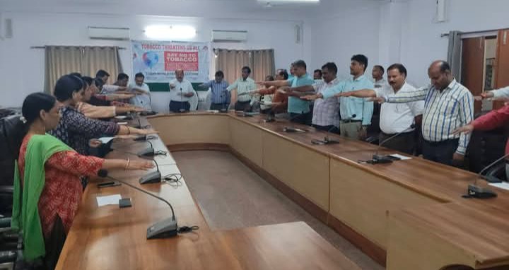 लखीमपुर खीरी : विश्व तंबाकू निषेध दिवस की पूर्व संध्या पर सीएमओ कार्यालय में संगोष्ठी का हुआ आयोजन,अधिकारियों और कर्मचारियों ने ली शपथ