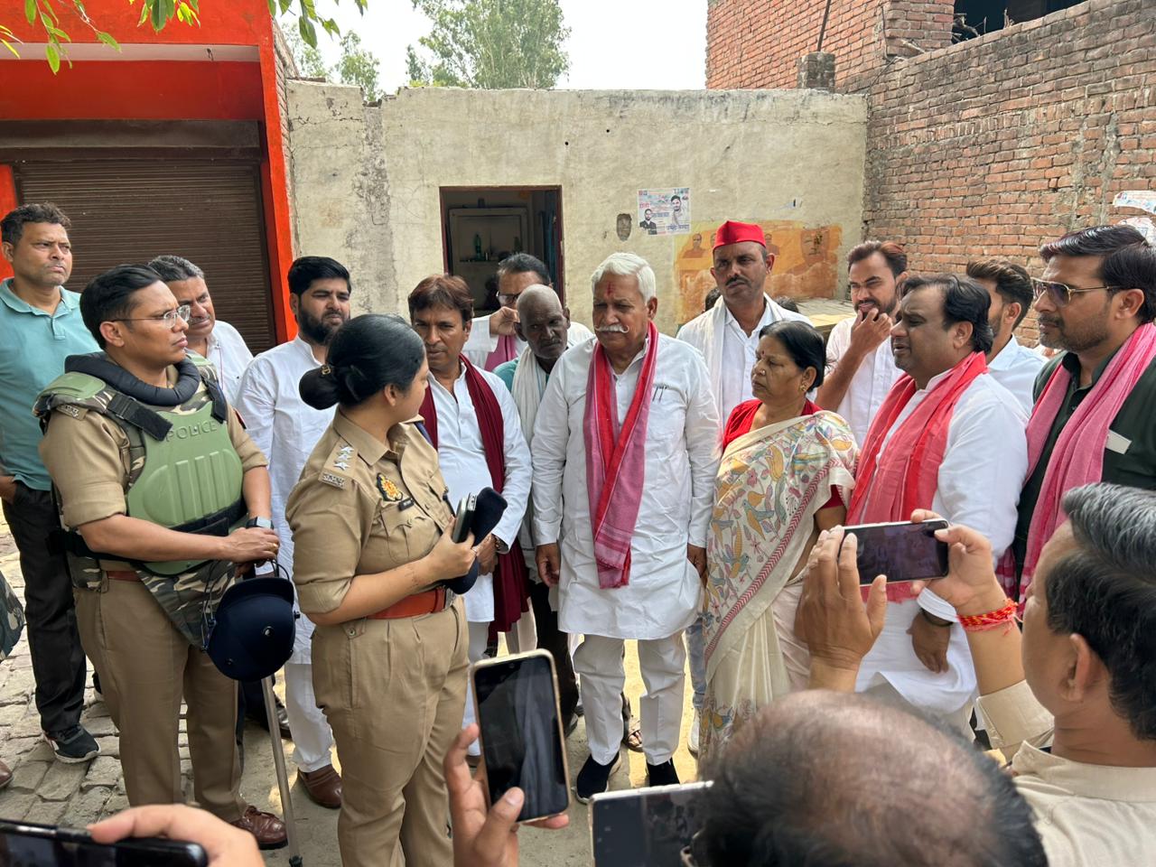 फर्रुखाबाद:-पुलिस की कड़ी निगरानी में चाचूपुर पहुंचे सपाई, नामित सदस्यों को ही जाने की अनुमति मिली