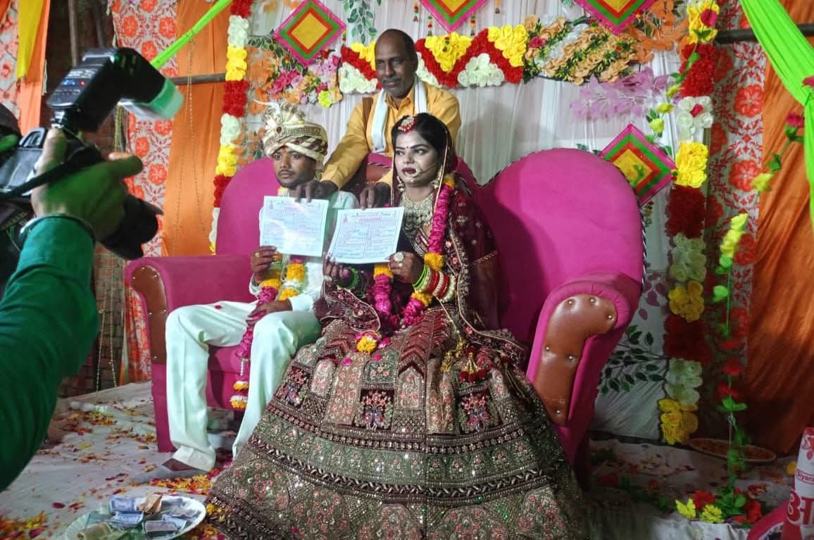 फर्रुखाबाद:बौद्ध रीति से संपन्न हुआ विवाह संस्कार, नवदंपति को प्रदान किया गया प्रमाण पत्र
