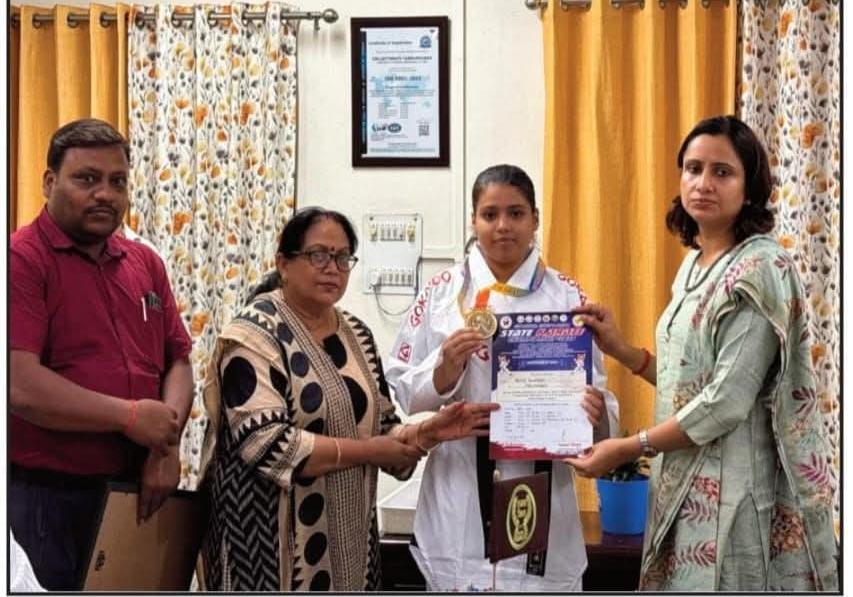 फर्रुखाबाद:नेशनल कराटे प्रतियोगिता के लिए चयनित अर्पिता भारद्वाज को जिलाधिकारी ने किया सम्मानित