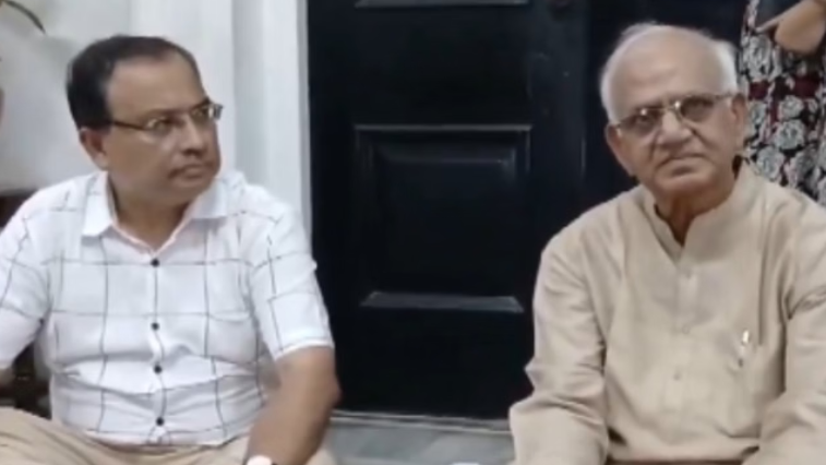 बंगाल में फिर धरने की राजनीति: विधानसभा अध्यक्ष नहीं मिले तो गेट के बाहर बैठे TMC नेता