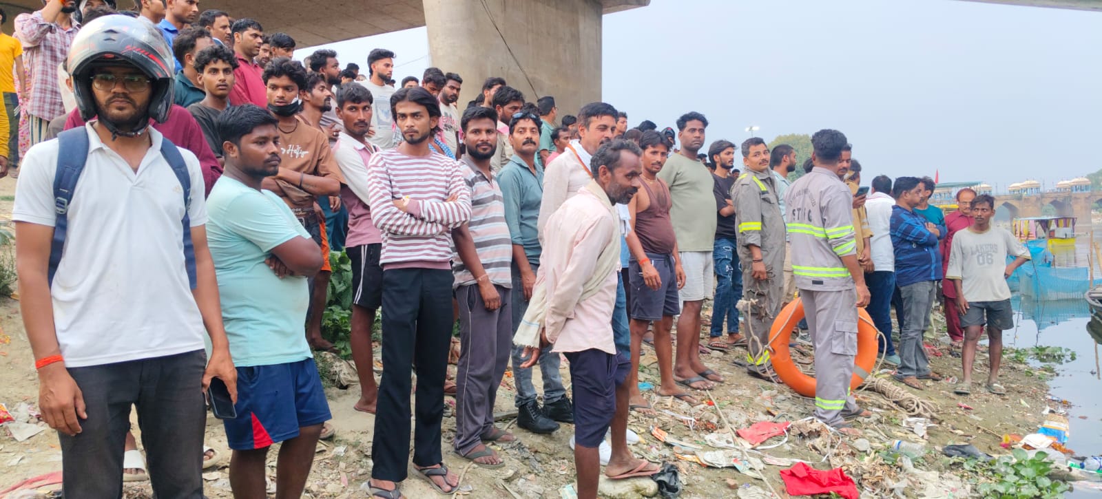 जौनपुर :नहाते समय गोमती नदी में डूबे 2 लोग, चार लोगों को स्थानीय लोगों ने बचाया