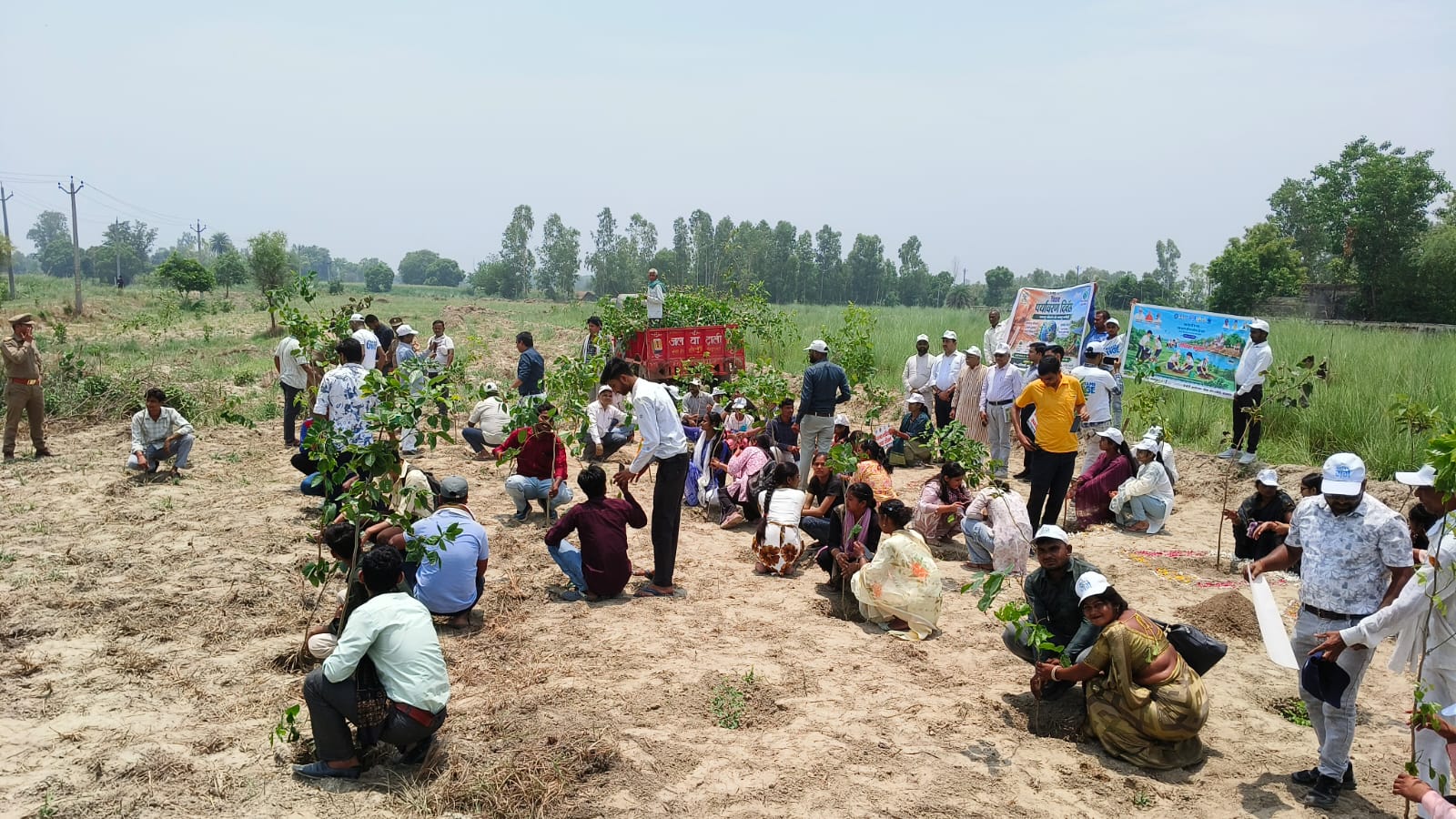 कासगंज: पटियाली जिला गंगा समिति के सदस्य नवल कुलश्रेष्ठ ने पौधरोपण कर पर्यावरण जागरूकता कार्यक्रम का आयोजन किया