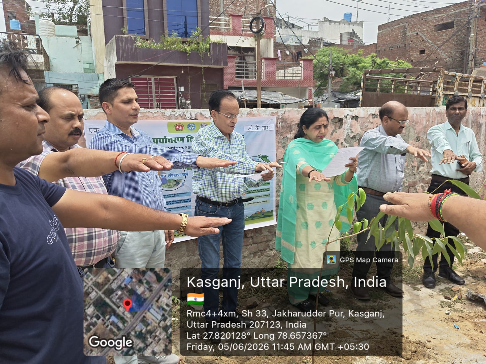 कासगंज :मुख्य चिकित्सा अधिकारी कासगंज परिसर में मुख्य चिकित्सा अधिकारी ने पौधरोपण कर पर्यावरण संरक्षण का संदेश दिया