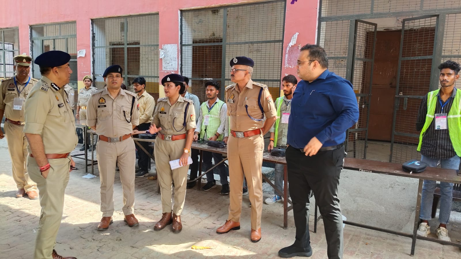 कासगंज: अपर पुलिस महानिदेशक आगरा जोन ने जिलाधिकारी और पुलिस अधीक्षक के साथ पुलिस आरक्षी भर्ती परीक्षा केंद्रों का किया निरीक्षण
