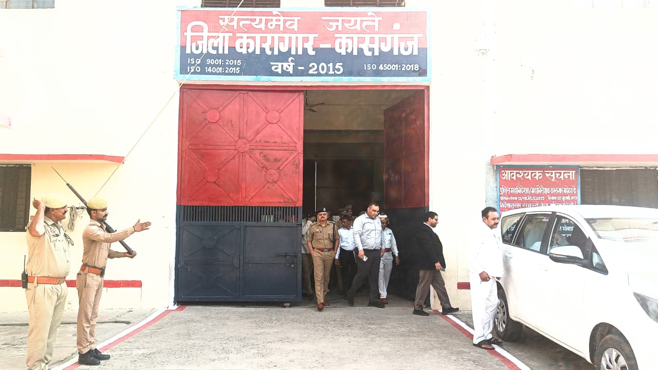 कासगंज: न्यायधीश रामेश्वर एवं जिलाधिकारी प्रणयसिंह पुलिस अधीक्षक ओमप्रकाश सिंह द्वारा संयुक्त रूप से जिला कारागार का निरीक्षण