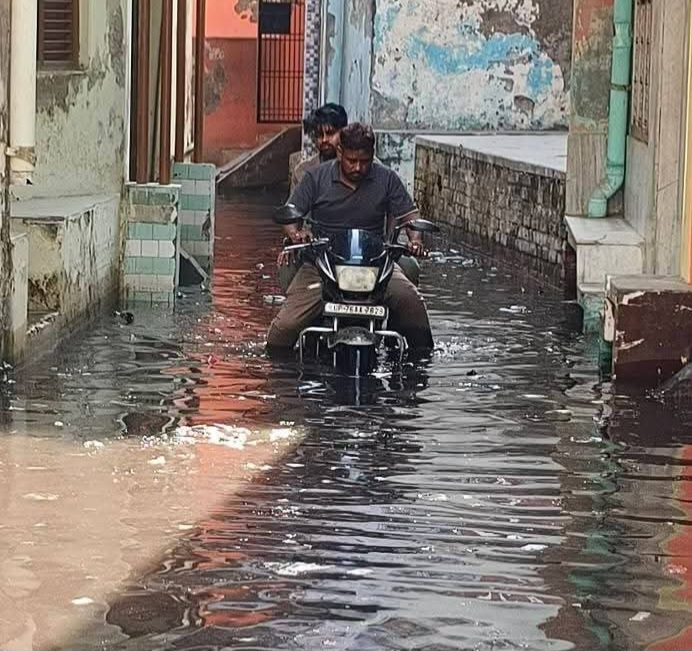 फर्रुखाबाद:थोड़ी सी बारिश में डूब जाता है जनपद, जनता ने विकास कार्यों पर उठाए सवाल
