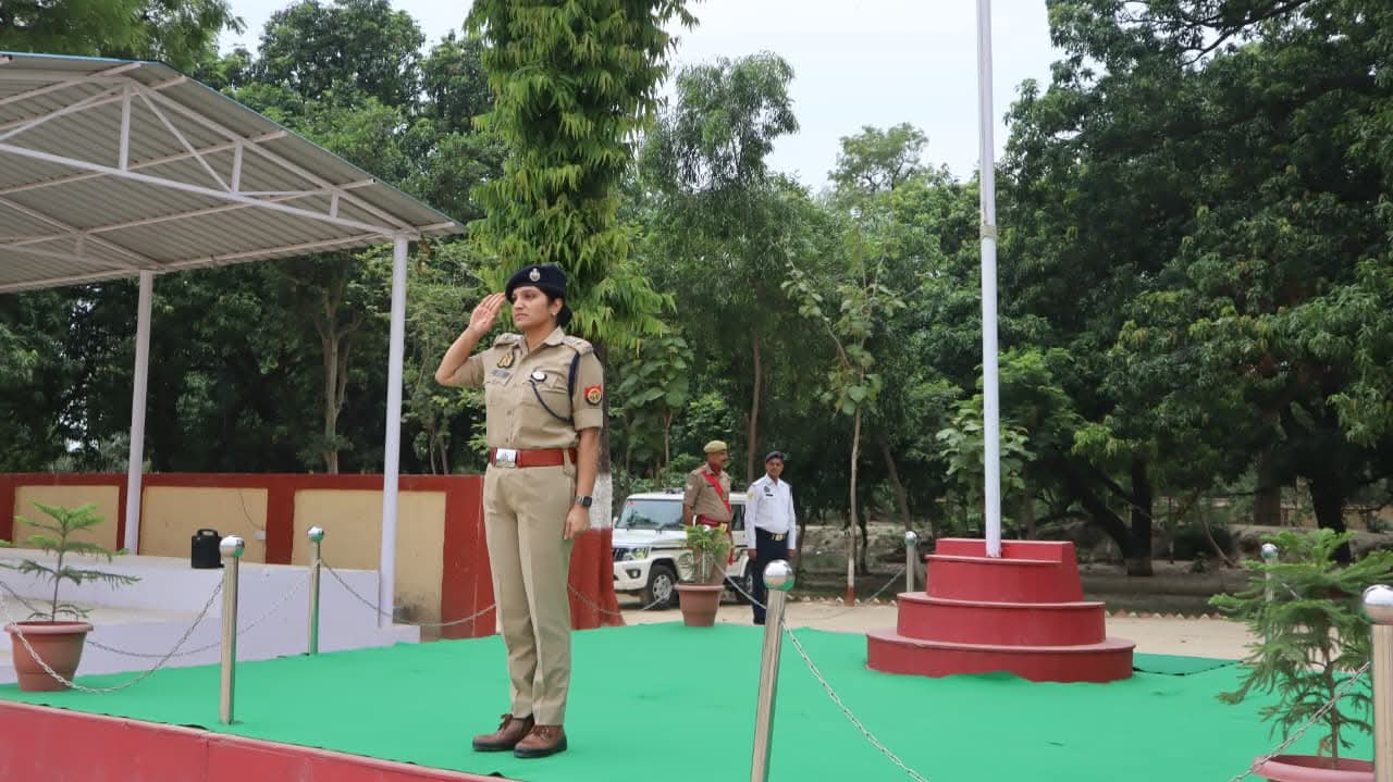 फर्रुखाबाद:पुलिस अधीक्षक आरती सिंह ने ली शुक्रवार परेड की सलामी, बलवा ड्रिल का कराया अभ्यास
