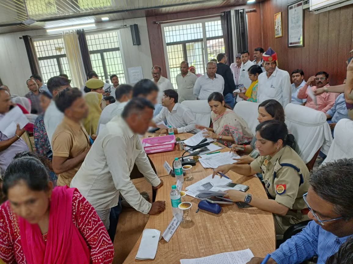 फर्रुखाबाद:सम्पूर्ण समाधान दिवस में जिलाधिकारी और पुलिस अधीक्षक ने सुनी जनसमस्याएं, त्वरित निस्तारण के दिए निर्देश
