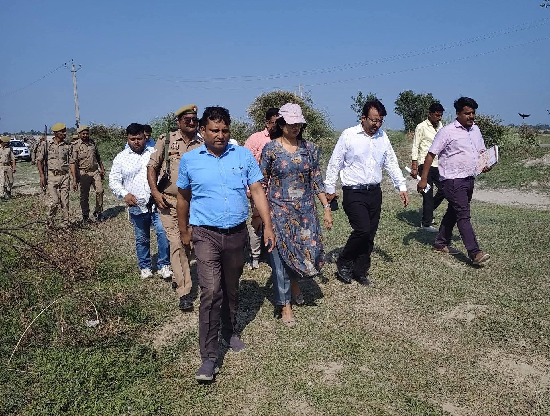 फर्रुखाबाद:गंगा तट को कटाव से बचाने के लिए प्रशासन सख्त, जिलाधिकारी ने किया स्थलीय निरीक्षण