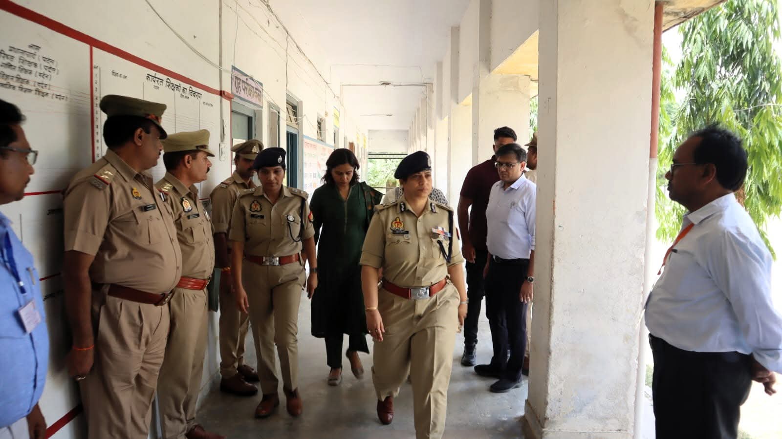 फर्रुखाबाद: एडीजी कानपुर जोन अनुपम कुलश्रेष्ठ ने भर्ती परीक्षा केंद्रों का किया निरीक्षण, सुरक्षा व्यवस्था परखी