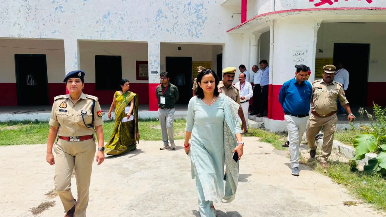 फर्रुखाबाद: पुलिस भर्ती परीक्षा-2026 को लेकर डीएम और एसपी ने किया परीक्षा केंद्रों का निरीक्षण, सुरक्षा व्यवस्था का लिया जायजा