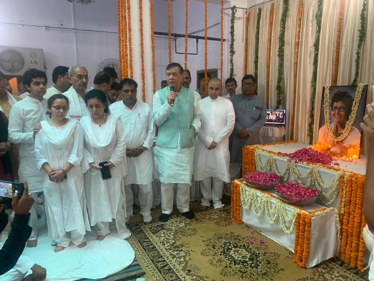 फर्रुखाबाद:भाजपा की वरिष्ठ नेत्री एवं समाजसेवी डॉ. रजनी सरीन को श्रद्धांजलि, विधानसभा अध्यक्ष सतीश महाना ने अर्पित किए श्रद्धासुमन