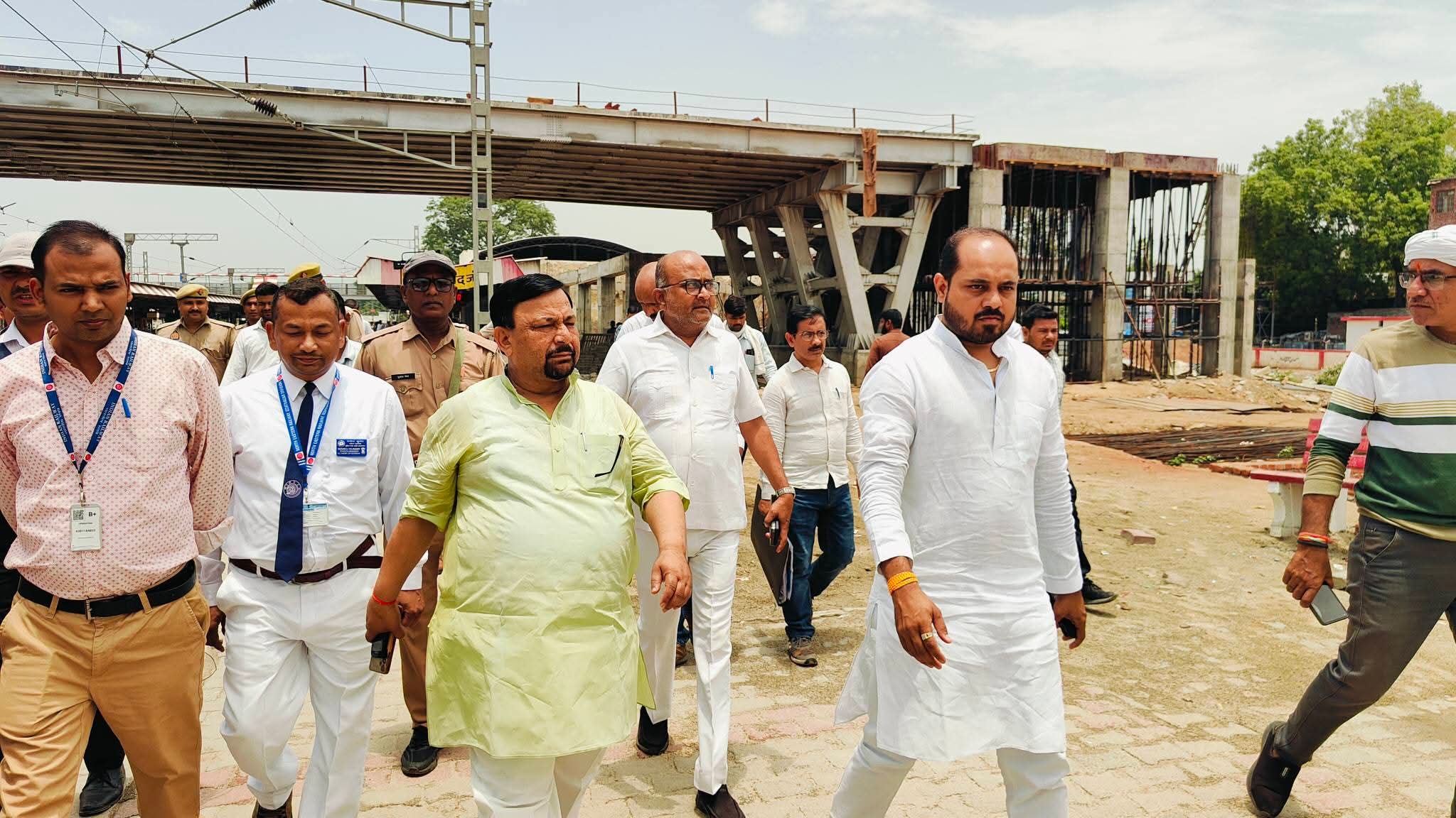 फर्रुखाबाद रेलवे स्टेशन के निर्माण कार्य का सांसद मुकेश राजपूत ने किया निरीक्षण, गुणवत्ता से समझौता न करने के दिए निर्देश
