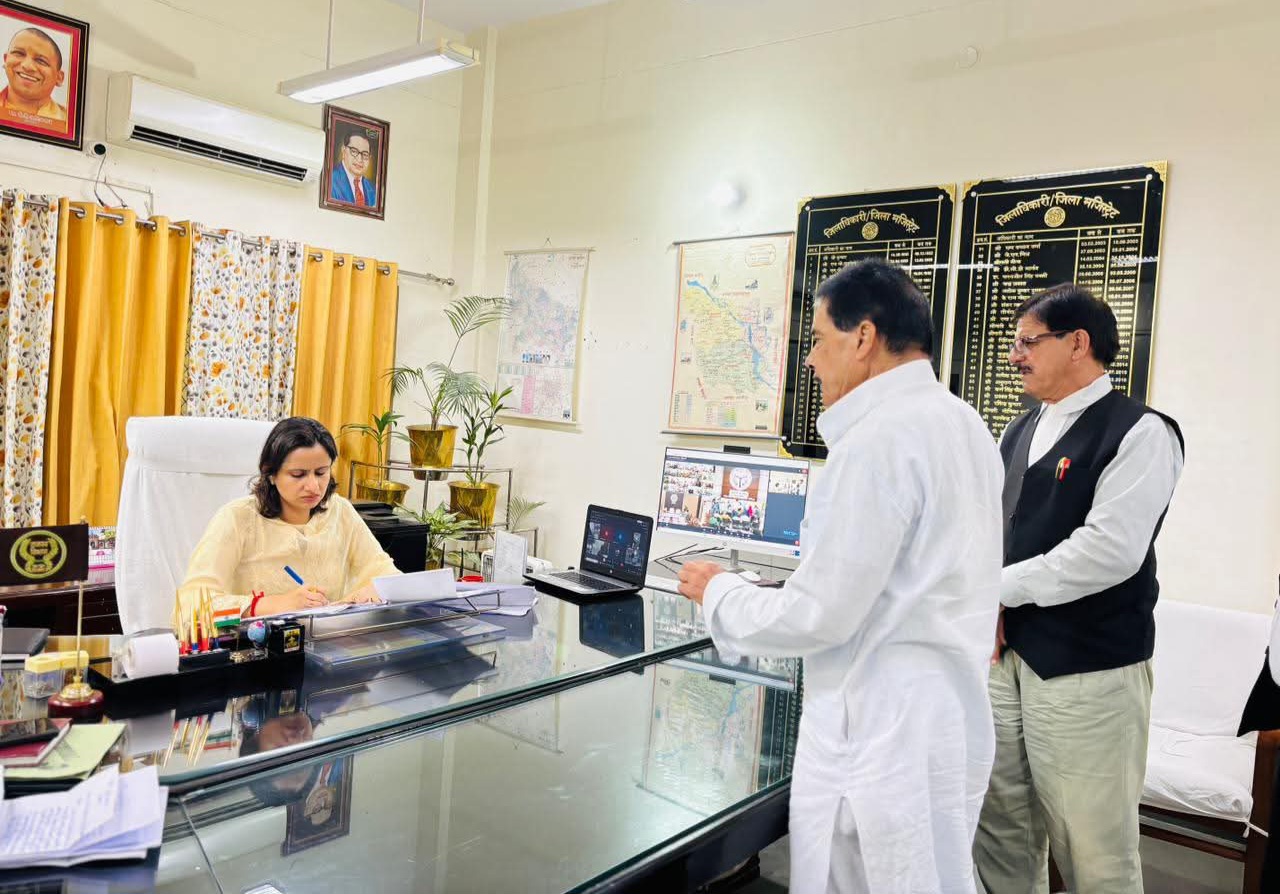 फर्रुखाबाद:जनसुनवाई में जिलाधिकारी डॉ. अंकुर लाठर ने सुनीं शिकायतें, समयबद्ध निस्तारण के दिए निर्देश
