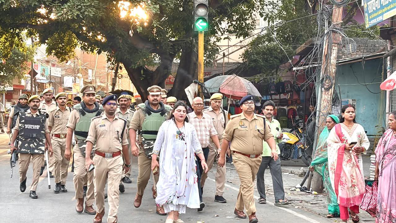 फर्रुखाबाद में पुलिस का फ्लैग मार्च, सुरक्षा एवं कानून-व्यवस्था का लिया जायजा