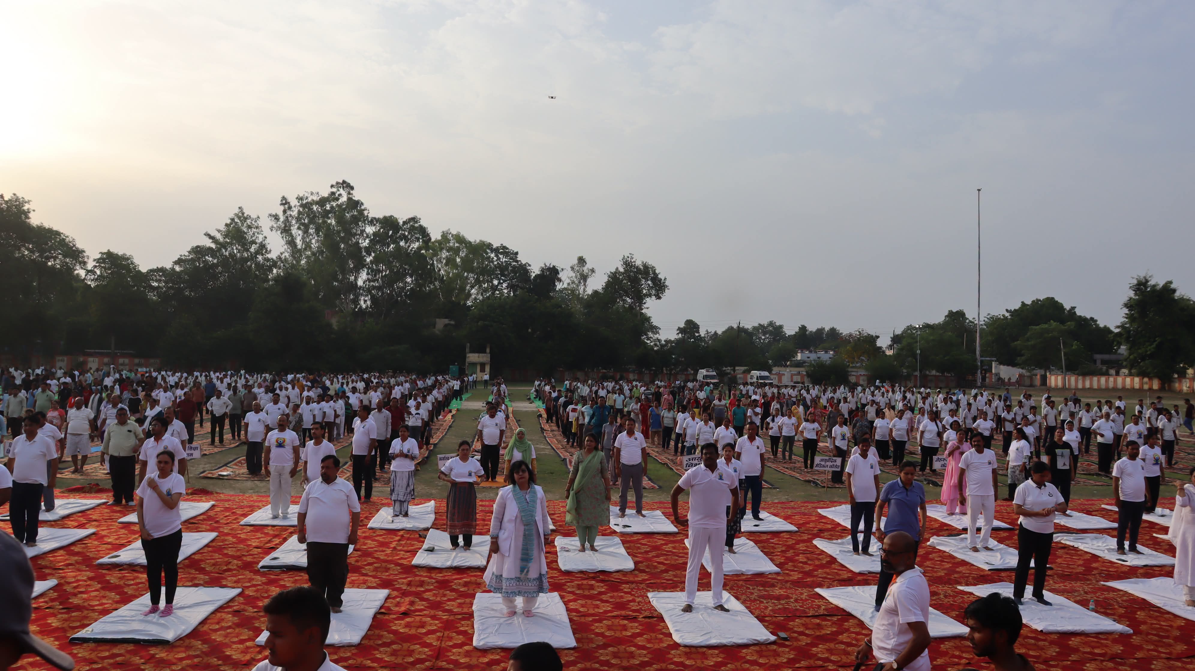 फर्रुखाबाद:12वें अंतरराष्ट्रीय योग दिवस पर जिले में सामूहिक योगाभ्यास, जनप्रतिनिधियों व अधिकारियों ने लिया भाग