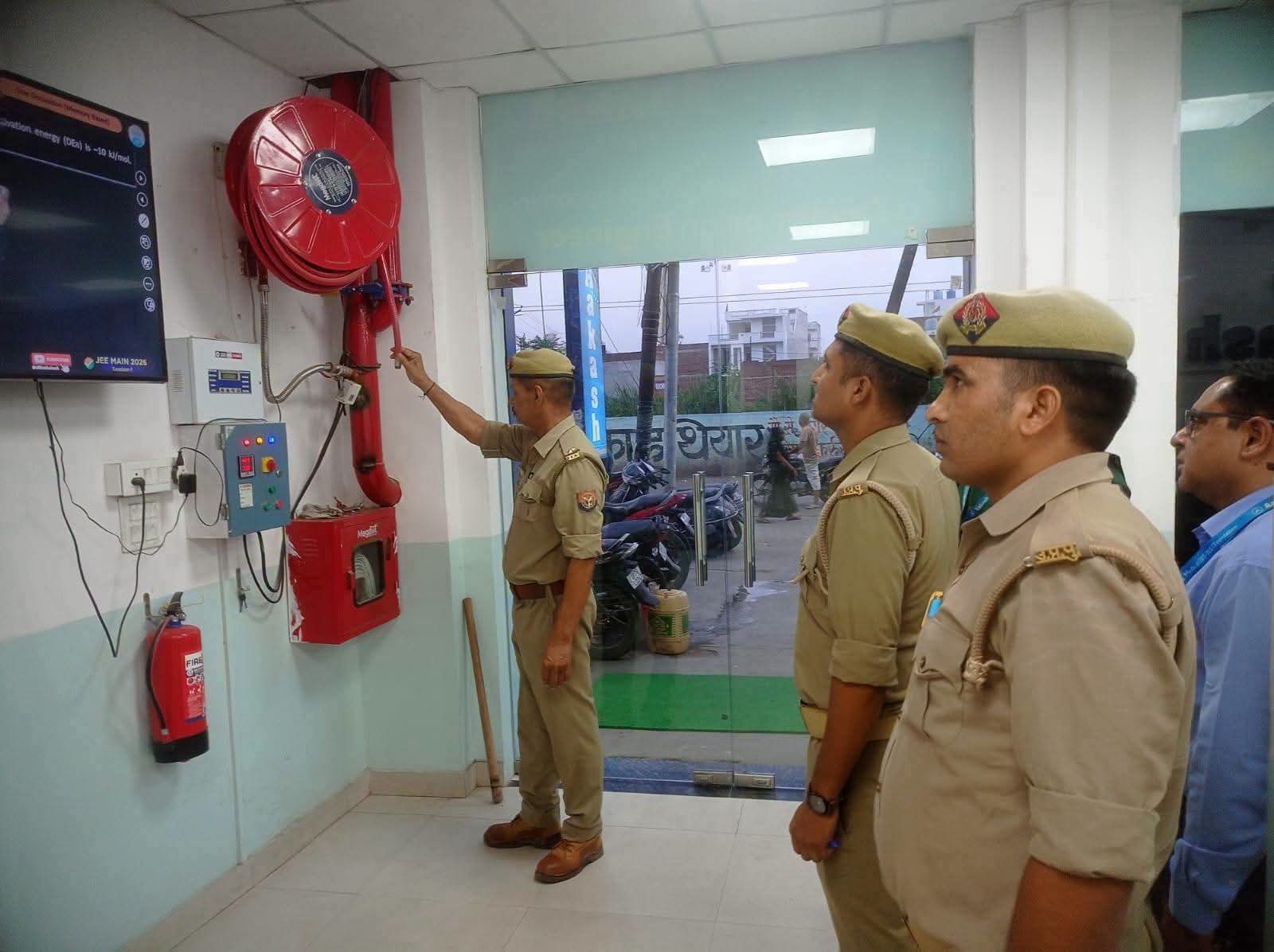 फर्रुखाबाद:लखनऊ हादसे के बाद जिले में कोचिंग संस्थानों पर ताबड़तोड़ छापेमारी, अग्निशमन विभाग ने चलाया विशेष अभियान